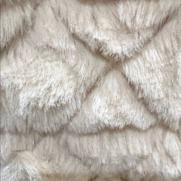 ALDO | Faux Fur Hand Bag w/ Crossbody Strap & Bag Charms - Picture 3 of 14